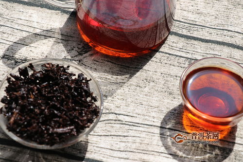 普洱茶叶出现黄色是否正常？全面解析黄叶成因与品质判断